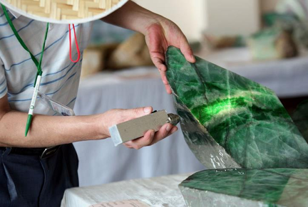 Các chuyên gia nhận định, giá trị của khối ngọc bích thô có thể đạt tới 100 triệu NDT (hơn 350 tỷ VND). Ước tính này của các chuyên gia đã khiến mọi người có mặt ở hội trường cùng 2 cha con lão Tưởng vô cùng sốc. Không ai ngờ rằng, hòn đá trông rất tầm thường lại có bán được giá tới vậy.