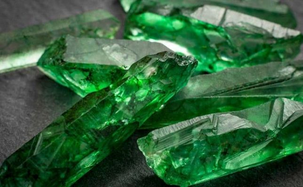 Ngọc bích Nephrite được biết đến nhiều nhất là ở Myanmar (Ngọc Miến Điện) và được du nhập giao thương vào trung quốc vào thế kỷ thứ XIV. Trên thực tế thì màu xanh ngọc bích có giá trị nhất lại tập trung tại Bắc Canada (British Columbia), Siberia (Nga).