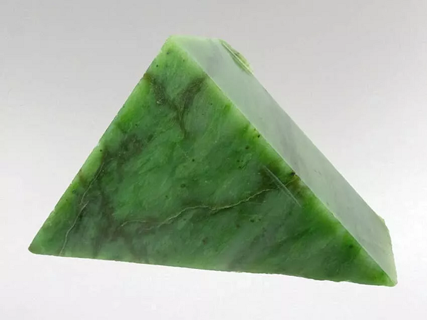 Từ xa xưa, đá Ngọc bích được xem là một biểu tượng của sức khỏe. Những ghi chép lịch sử Trung Quốc có chỉ ra rằng, thầy lang ở đất nước này đã dùng loại đá này như một dược liệu đặc biệt để thanh lọc cơ thể. Ngọc bích có thể chống lại một số chất độc, hỗ trợ cải thiện thị lực, chữa bệnh động kinh và giảm đau nhức răng.