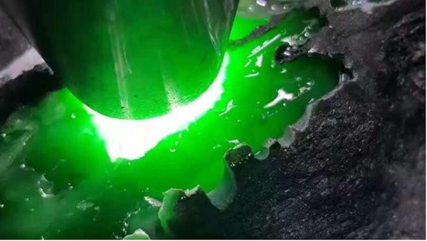 Lão nông già nói với ông Tưởng rằng đây là 1 viên ngọc bích thô của Myanmar rất quý giá. Khi đó, ông Tưởng đã ngoài 60 tuổi và không có nhiều hiểu biết về đá quý và ngọc bích. Lão Tưởng chỉ biết rằng, các gia đình giàu có thời xưa thường đeo trang sức bằng ngọc.