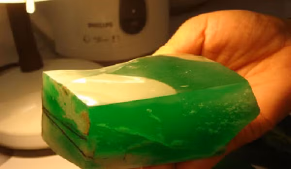 Mãi cho đến năm 2018, sau khi chuyển tới nơi ở mới, con trai của ông Tưởng vô tình tìm thấy hòn đá trong lúc dọn dẹp nhà cũ và mang đến nhờ các chuyên gia thẩm định.