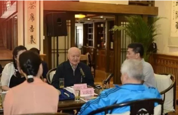 Ông tự nhủ rằng nếu viên đá đó là khối ngọc bích thật thì hẳn nó phải rất giá trị. Vì thế, lão Tưởng đã rút toàn bộ số tiền dành dụm của mình để mua lại hòn đá của người nông dân già kia.