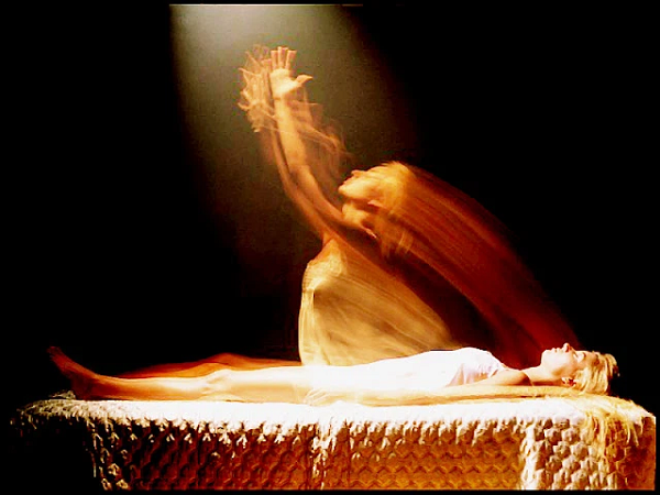 “Tôi gặp một sự việc trùng hợp ngẫu nhiên với người bạn vào khoảng vài tháng trước. Tôi tỉnh dậy vào một buổi sáng sau một giấc mơ kỳ lạ và khi kể với cô bạn về giấc mơ, cô nói rằng cô cũng có một giấc mơ gần giống như vậy...