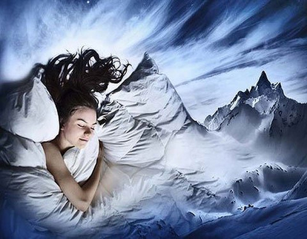 Ý tưởng về giấc mơ thần giao cách cảm bắt nguồn từ Democritus (460-370 B.C), được các bác sĩ tâm thần học Montague Ullman và Jon Tolaas viết trong một bài báo “Những giấc mơ và giao tiếp ngoại cảm”.