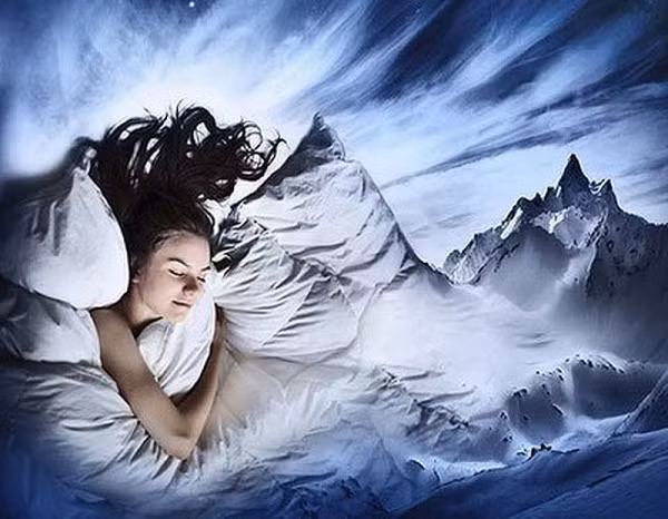 Ý tưởng về giấc mơ thần giao cách cảm bắt nguồn từ Democritus (460-370 B.C), được các bác sĩ tâm thần học Montague Ullman và Jon Tolaas viết trong một bài báo “Những giấc mơ và giao tiếp ngoại cảm”.