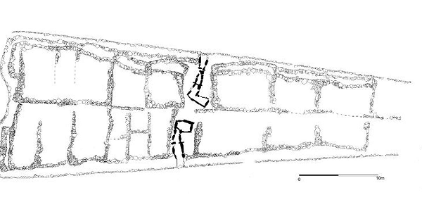 Điểm đặc biệt là ngoài 4 người phụ nữ nói trên thì các thế hệ sau rất hiếm hài cốt nữ giới. Hài cốt nam và nữ được chôn trong 2 khu vực riêng biệt của ngôi mộ cổ hình chữ L này, với phần lớn hơn thuộc về những người đàn ông nằm cùng anh em của họ.