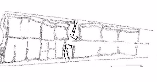 Điểm đặc biệt là ngoài 4 người phụ nữ nói trên thì các thế hệ sau rất hiếm hài cốt nữ giới. Hài cốt nam và nữ được chôn trong 2 khu vực riêng biệt của ngôi mộ cổ hình chữ L này, với phần lớn hơn thuộc về những người đàn ông nằm cùng anh em của họ.