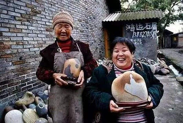 Làng Hà Gia Bá nằm bên cạnh sông Dương Tử, thành phố Lô Châu, Tứ Xuyên, Trung Quốc nổi tiếng là nơi có nguồn tài nguyên thiên nhiên vô cùng đặc biệt: Đá cuội.