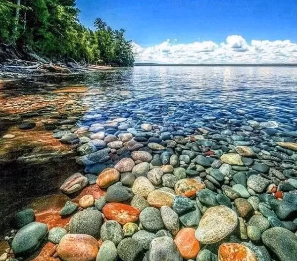 Chúng có nguồn gốc từ cao nguyên Thanh Tạng xa xôi, sau đó xuôi theo dòng nước của sông Trường Giang mà đến đây. Hơn nữa những hòn đá này đều rất kỳ lạ, không viên nào giống viên nào, chúng đều có giá trị nghệ thuật, giá trị trưng bày.