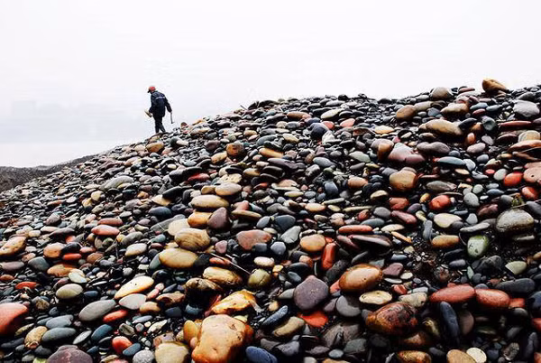 Theo một số chuyên gia, loại đá ở sông Dương Tử không phải đá bình thường và chỉ Hà Gia Bá mới có. Loại đá này có tên “Trường Giang kỳ thạch”.