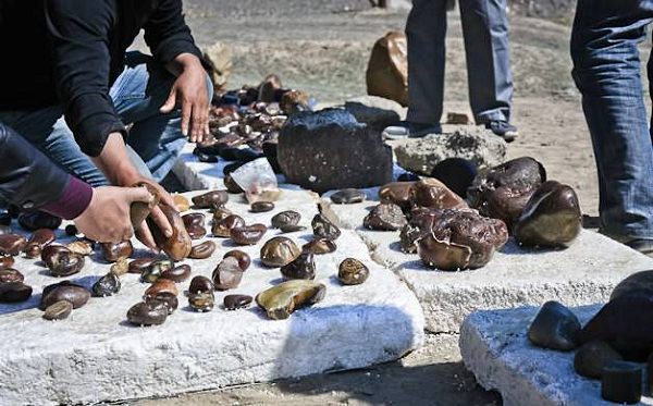 Theo như dân ở đây kể lại, từng có người dân trong làng bán được một viên đá với giá 140.000 NDT (khoảng gần 500 triệu đồng) và đây cũng là một kỷ lục cho tới nay chưa viên đá nào phá vỡ được.