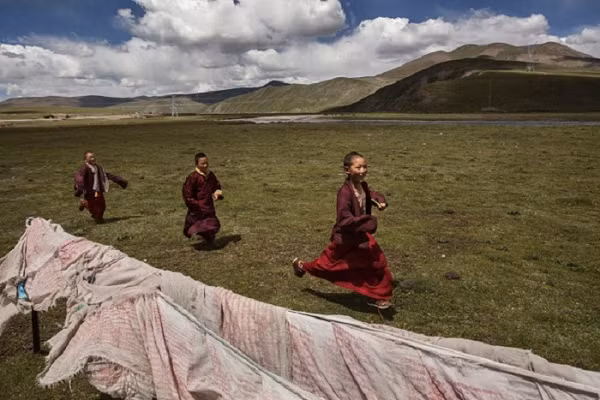 Nhiều nghiên cứu trước đây cho thấy, những người Tây Tạng phát triển những loại gen giúp họ có thể thích nghi với bầu không khí loãng trên cao nguyên Tây Tạng.