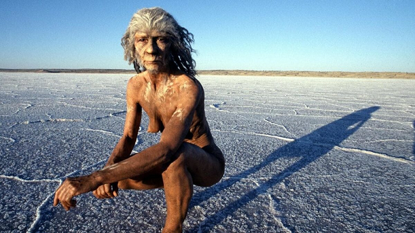 Một số nghiên cứu cũng cho thấy Denisovans đã chiếm lĩnh cao nguyên Tây Tạng từ 160.000 năm trước, trong khi người hiện đại lần lượt đến theo 3 nhóm, vào các thời điểm 40.000, 16.000 và 8.000 năm trước.