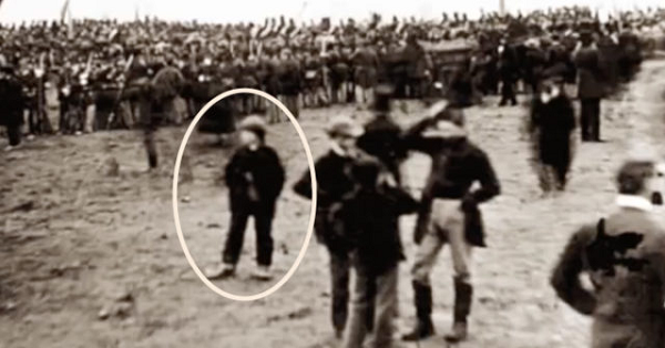 Dưới sự chỉ đạo của Cơ quan Dự án Nghiên cứu Tiên tiến Quốc phòng (Defense Advanced Research Projects Agency – DARPPA), dự án này sử dụng cỗ máy thời gian để tiến hành nghiên cứu về “dịch chuyển tức thời” và “du hành thời gian”.