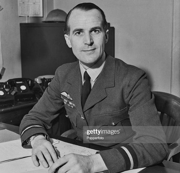 Phi trường Drem, vốn trước đó chỉ là một đống đổ nát, giờ như đã được sửa chữa tự lúc nào. Hơn nữa, mọi người ở phi trường đều đang bận rộn, tựa hồ như không ai ý thức được sự tồn tại của ông, thậm chí không ai liếc nhìn ông khi ông hạ cánh.