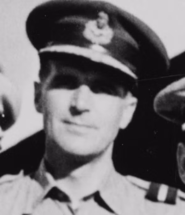 Goddard nhìn quanh, phát hiện rằng những người thợ máy này mặc quần yếm kaki màu xanh, và có bốn chiếc máy bay màu vàng đang đậu trên đường băng của phi trường. Hình hiệu lạ lẫm của một trong những chiếc phi cơ, mà dù với kinh nghiệm không quân phong phú của Goddard, ông cũng hoàn toàn không thể nhận ra.