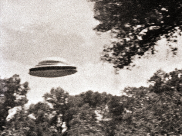 Cậu thậm chí còn đưa ra 4 bức ảnh chụp UFO mà mình đã chụp lại. Những bức ảnh này hiện đang được lan truyền trên Internet và thu hút sự chú ý của những người đam mê UFO.