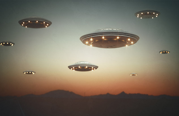 Ngôi làng sa mạc cổ kính Dulce, tại bang New Mexico, nổi tiếng với Khu Bảo tồn Jicarilla Apache. Cộng đồng nhỏ bé và khiêm tốn này lại là điểm đến đặc biệt hấp dẫn với những người tò mò về người ngoài hành tinh, và đa số đều tin rằng bên dưới thị trấn là một cơ sở quân sự 7 tầng bí mật được gọi là Căn cứ Dulce.