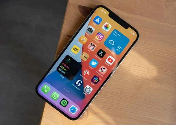 Dòng iPhone 14 Pro sẽ sử dụng phương pháp HIAA (Hole-in-Active-Area) của Samsung. HIAA sử dụng công nghệ khoan laser phức tạp hơn đối với màn hình OLED dẻo của Samsung - sử dụng nhựa thay vì đế thủy tinh.