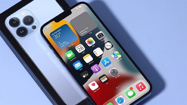 Apple đã quyết định phải loại bỏ phần “tai thỏ” trên các mẫu iPhone 14 Pro và iPhone 14 Pro Max, và Samsung Display là lựa chọn lý tưởng nhất vì hãng thường xuyên sản xuất màn hình “đục lỗ”, được hoàn thiện kể từ dòng Galaxy S10.