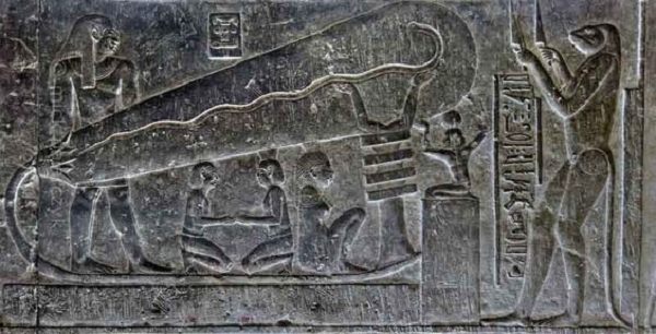 Hình chạm khắc tại đền thờ Dendera, Ai Cập miêu tả người Ai Cập đang thao tác với “bóng đèn cổ đại”. Ngoài cùng bên phải là một sinh vật khá kỳ lạ, bởi có một cái đuôi dài, nhưng lại không phải động vật vì có tứ chi và biết đứng thẳng giống người, đồng thời biết cầm dao, nhưng lại không phải là người. Tất nhiên, đây không thể là một con khỉ bởi một con khỉ thì không thể làm được như vậy.