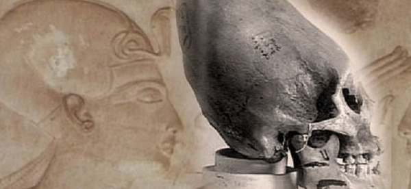 Nhiều ký tự tượng hình chạm khắc hình ảnh của nhưng người có hộp sọ thuôn dài giống hệt hộp sọ được cho là của người ngoài hành tinh.