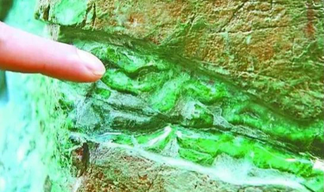 Với một lịch sử huy hoàng và đầy màu sắc huyền bí, ngọc phỉ thúy được các bậc vua chúa cho đến giới quý tộc phong kiến xem như một lá bùa hộ mệnh, đồng thời cũng là trang sức để thể hiện uy quyền, địa vị và sự giàu có của mình.