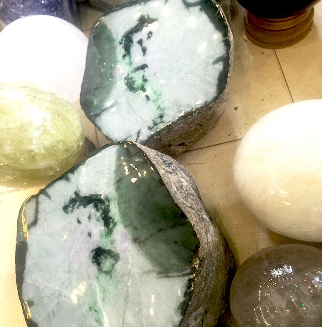 Ngọc phỉ thúy có khá nhiều loại từ đặc cho đến loại xuyên sáng, loại đốm trắng cho đến đốm sơn thủy... Thực tế mà nói trong sách đá quý không có quy định loại nào quý hơn.