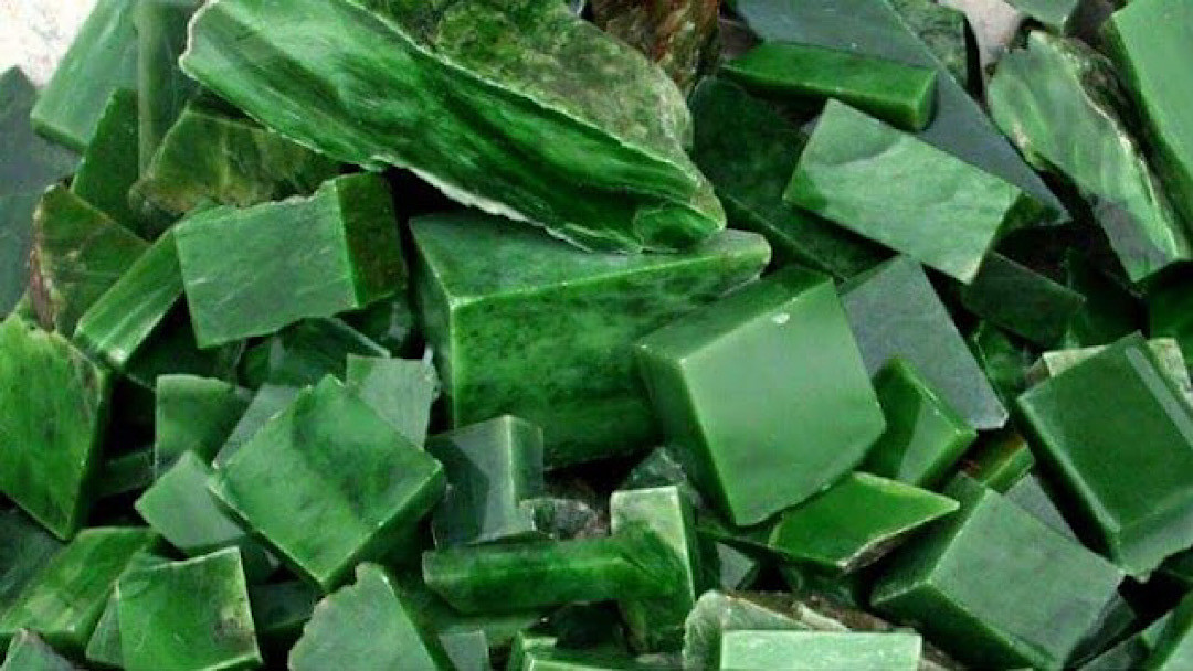 Ngọc phỉ thúy là tên gọi khác của cẩm thạch, khi cẩm thạch đạt được các tiêu chuẩn sau: Có màu lục táo (màu xanh lý) và trong suốt không có tạp chất khác.