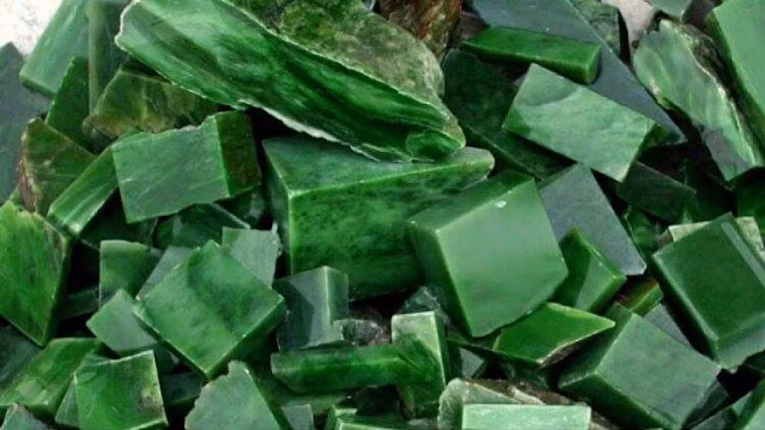 Ngọc phỉ thúy là tên gọi khác của cẩm thạch, khi cẩm thạch đạt được các tiêu chuẩn sau: Có màu lục táo (màu xanh lý) và trong suốt không có tạp chất khác.