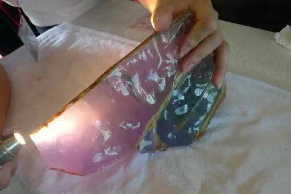 Khi biết tin, người vợ của anh đã rất tức giận vì nếu mua phải viên đá bỏ đi, cả gia định sẽ rơi vào hoàn cảnh khốn cùng nên đã nhất quyết li dị nhưng anh chồng không đồng ý. Vì vậy cô đã dọn về nhà mẹ đẻ.