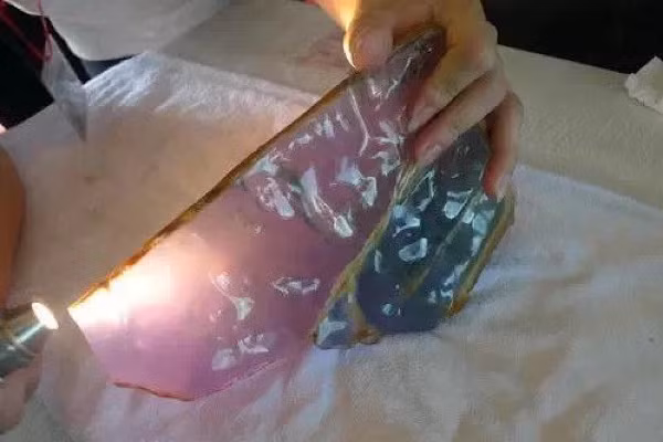 Khi biết tin, người vợ của anh đã rất tức giận vì nếu mua phải viên đá bỏ đi, cả gia định sẽ rơi vào hoàn cảnh khốn cùng nên đã nhất quyết li dị nhưng anh chồng không đồng ý. Vì vậy cô đã dọn về nhà mẹ đẻ.