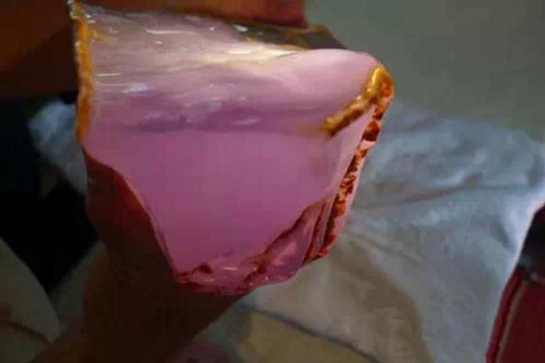 Một người đàn ông rất thích sưu tầm và cược đá đã quyết định vét sạch tài sản của mình để mua một viên đá với giá 3,8 triệu NDT (hơn 13 tỷ VNĐ), anh thậm chí còn phải bán những đồ giá trị trong nhà đi.