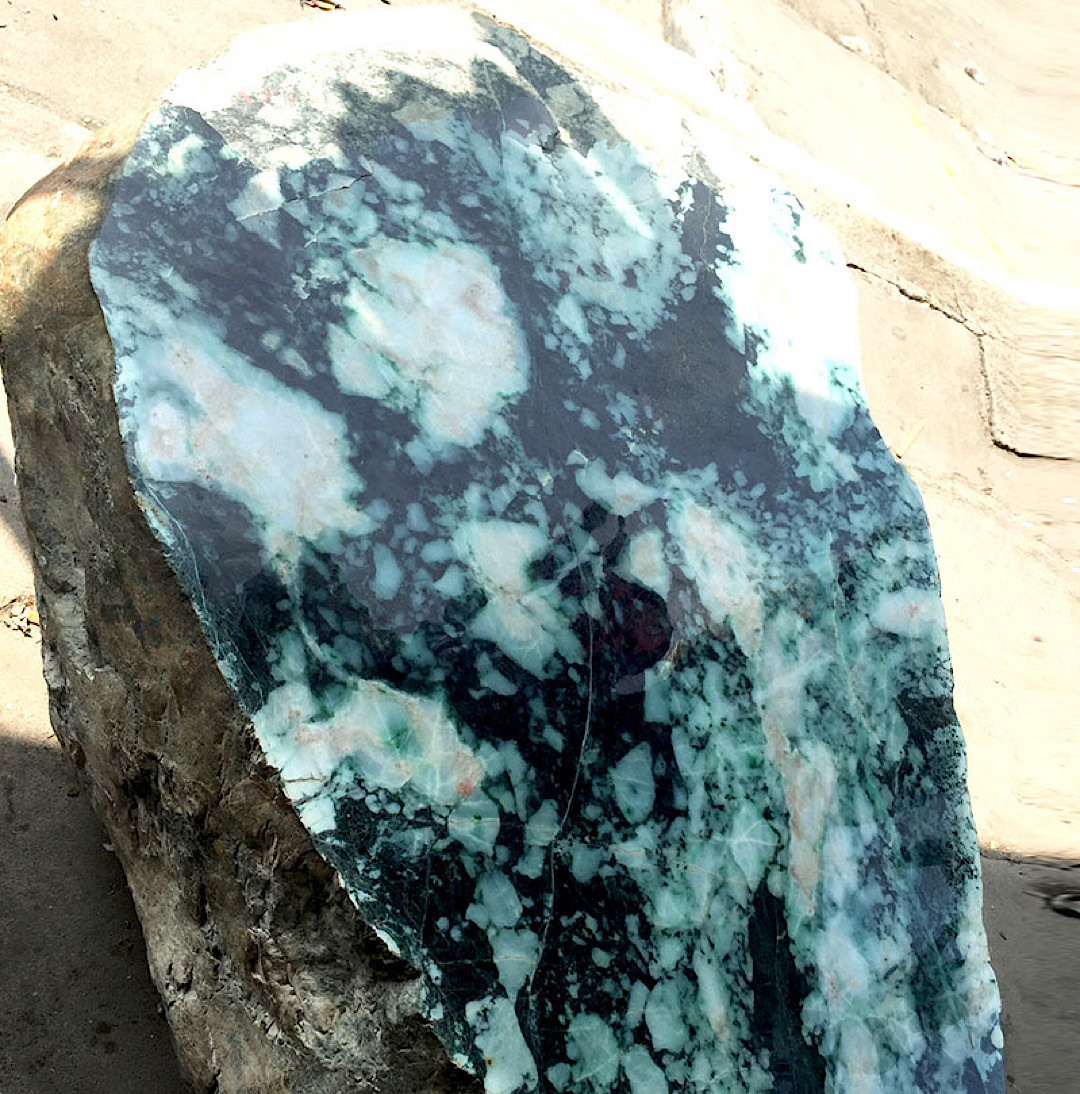 Loại ngọc này có xuất xứ từ Myanmar và do nham thạch trong lõi trái đất qua hàng trăm triệu năm tác động bởi nhiệt độ, áp suất và thành phần cấu tạo hóa học địa chất ở trong lòng đất.