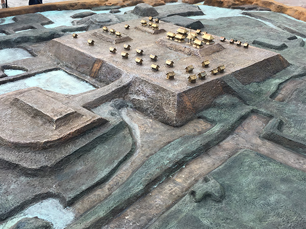 Bên trong những ngôi mộ còn khá nguyên vẹn, các nhà khoa học cũng tìm thấy những vật dụng tùy táng được làm ra với sự tinh xảo khác thường, với một trình độ gần như vô lý so với thời đại.