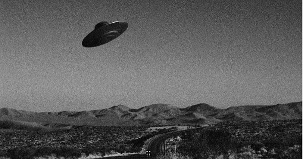 "Nhìn vào chúng ta có thể biết được rằng UFO bay qua ô cửa này để rời khỏi căn cứ dưới lòng đất. Làm sao chúng ta biết được điều này? Bởi vì các tầng sâu hơn của đường hầm đã bị sập và bị đóng lại, nhưng khu vực bề mặt bên ngoài vẫn mở”, Scott Waring chia sẻ.