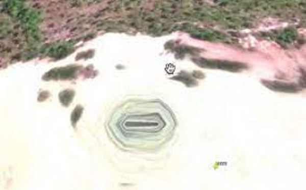 Scott Waring, một thợ săn UFO nổi tiếng đã đăng tải lối vào "căn cứ của người ngoài hành tinh dưới lòng đất" trên kênh Youtube của mình. Theo mô tả "căn cứ" này có hình thù kỳ lạ này nằm trên một hòn đảo nhỏ và không có người ở Indonesia.