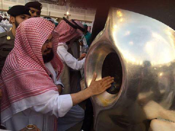 Nơi đặt hòn đá cũng ngăn cấm mọi người bàn tán, hay nói bậy… Người Hồi giáo cũng tin rằng, Hắc Thạch là một phần của đá trời. Có nhiều truyền thuyết về nó như khi Adam bị trục xuất khỏi vườn địa đàng, ông cảm thấy vô cùng tội lỗi.