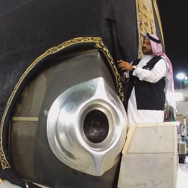 "Nó có hình bầu dục không đều, đường kính gần 18 cm, mặt trên sần sùi do có một tá viên đá dăm kích cỡ khác nhau dính liền bởi một lượng nhỏ xi-măng mịn mượt; tảng đá như thể từng vỡ tan tành rồi được gắn lại".