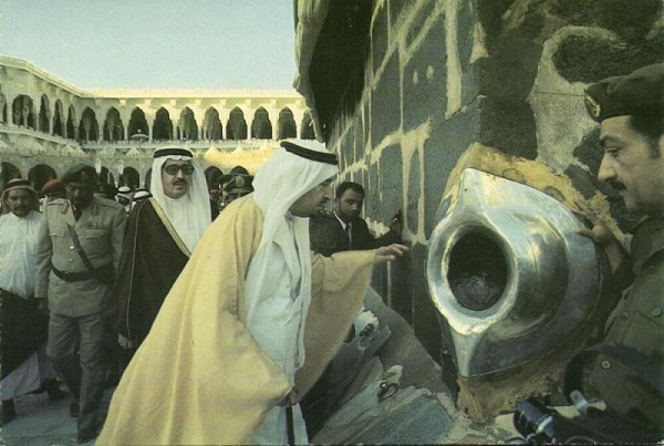 Nằm trong một góc nhà thờ Kaaba, Hắc Thạch (black stone) được cho là nơi Đấng tiên tri Mohammed ra đời. Người Hồi giáo tin rằng Thánh Allah đã ra lệnh xây dựng Kaaba và Đấng tiên tri Mohammed đã đặt tảng đá vào bức tường của Kaaba năm 605.