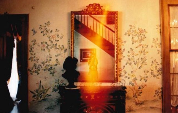 Họ chỉ qua đời trong vòng ba ngày sau khi tiếp xúc với chiếc gương và nguyên nhân dẫn họ tới cái chết đều giống nhau. Trong số họ, có những người không biết tới chiếc gương này và chỉ tình cờ sử dụng nó; nhưng cũng có những người biết, tò mò, cố tình sử dụng. Dù thế nào nhưng tất cả họ đều phải nhận lấy cái chết.