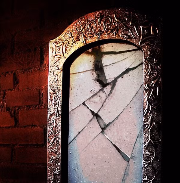 Vài ngày sau, cảnh sát phát hiện anh ấy đã qua đời tại nhà. Sau khi Arnold mất, chiếc gương lại trôi nổi ra chợ đồ cũ. Một chủ cửa hàng đồ cổ tên Henry đã bị hấp dẫn trước vẻ ngoài của nó, quyết định bổ sung chiếc gương vào bộ sưu tập của mình. Ông cũng ra đi mãi mãi sau đó 3 ngày.