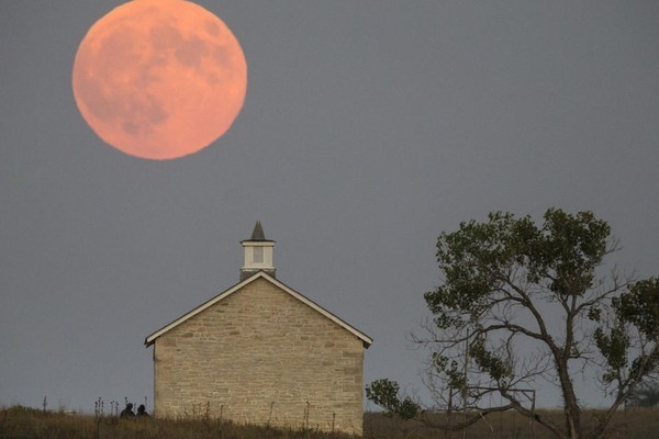 Hiện tượng này diễn ra ở thời điểm khi Mặt trăng và Trái đất có khoảng cách gần hơn bình thường. Đây là siêu trăng đầu tiên của năm 2021 và cũng là một trong những siêu trăng to nhất, sáng nhất năm nay.