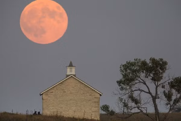 Hiện tượng này diễn ra ở thời điểm khi Mặt trăng và Trái đất có khoảng cách gần hơn bình thường. Đây là siêu trăng đầu tiên của năm 2021 và cũng là một trong những siêu trăng to nhất, sáng nhất năm nay.