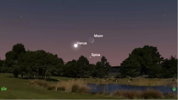 Vào tối 9/9/2021, Mặt trăng lưỡi liềm cùng với hai ngôi sao sáng nhất là sao Kim và sao Spica đã tạo thành một hình tam giác đều thú vị trên bầu trời đêm.