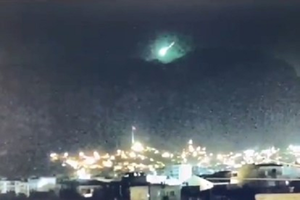 Sáng sớm 31/7/2021 (theo giờ địa phương), một thiên thạch có màu xanh lục đã rơi xuống gần thành phố Izmir của Thổ Nhĩ Kỳ kèm theo tiếng nổ lớn. Màu xanh lục của sao băng ở Izmir có thể bắt nguồn từ thành phần hóa học của nó, báo hiệu rằng nó có chứa một lượng lớn niken.