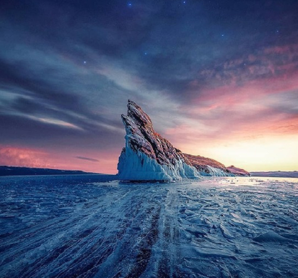 Theo tài liệu năm 1982, một thợ lặn của Hải quân Nga đã cho biết họ đã đi ngang qua một “nhóm sinh vật hình người mặc một bộ quần áo màu bạc” dưới độ sâu 50m. Ba thợ lặn đuổi theo nhóm sinh vật này được xác định là đã chết còn bốn người khác thì bị thương.