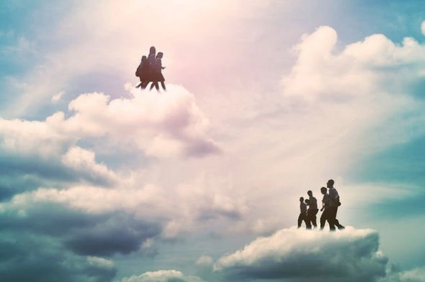 Nhiều trường hợp mất tích một cách bí ẩn được cho là không may lạc vào cõi vô hình cạnh thế giới của chúng ta. Ngược lại, có những người sống ở nơi chưa từng biết đột nhiên lọt vào vũ trụ chúng ta đang sống. Đối với họ và “vũ trụ xuất xứ” của họ, thế giới của chúng ta là một vũ trụ song song.