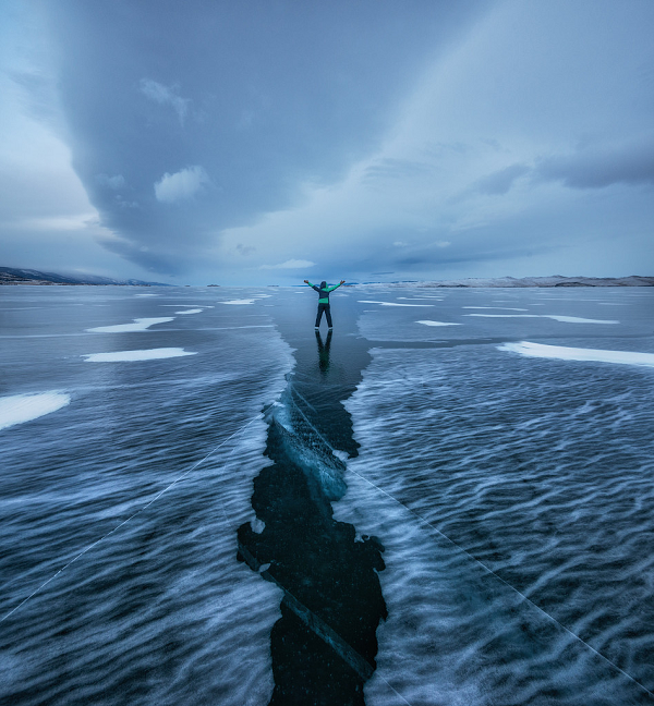 Không lâu sau, vào tháng 11/1919, Omsk bị Hồng quân đánh chiếm. Để bảo toàn lực lượng của mình, Kolchak quyết định dẫn quân của mình băng qua Siberia, cách đó hơn 6.000 km, và chạy trốn đến bờ biển Thái Bình Dương, tìm kiếm sự hỗ trợ từ Nhật Bản để sau có thể quay trở lại.