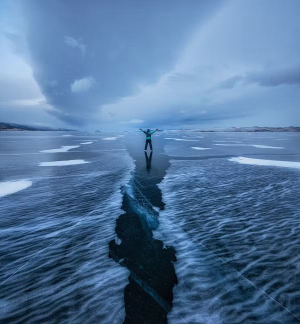 Không lâu sau, vào tháng 11/1919, Omsk bị Hồng quân đánh chiếm. Để bảo toàn lực lượng của mình, Kolchak quyết định dẫn quân của mình băng qua Siberia, cách đó hơn 6.000 km, và chạy trốn đến bờ biển Thái Bình Dương, tìm kiếm sự hỗ trợ từ Nhật Bản để sau có thể quay trở lại.